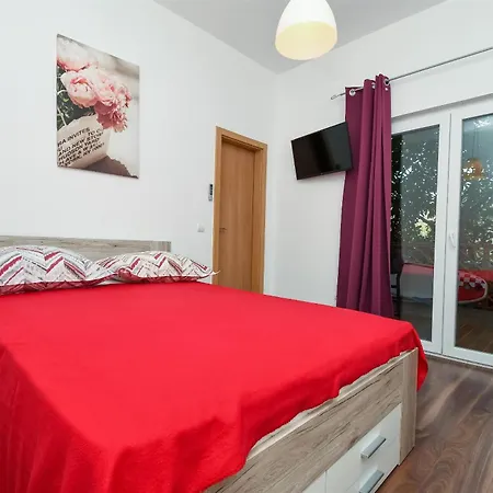Apartment Biserka - 50 M From